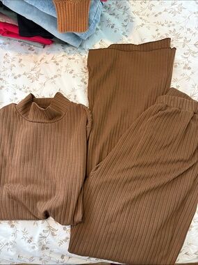 Ribbed Two-Piece Lounge Set in Warm Brown